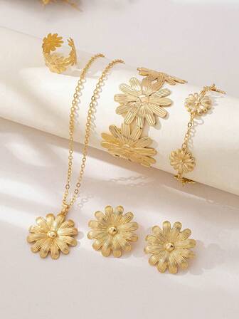 1 套女士雕刻三叶草花金色首饰套装，包括 1 对耳环、1 条项链、1 条手链、1 个手镯