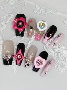 Coffret nail art comprend 10 longs ongles en forme de cercueil, faits main, de style français, ornés de perles, de cœurs et de chaînes, inspirés du style années 2000, pour un éclat brillant. Fabriqués selon le nouveau style des ongles de ballet, ils allongent les doigts et constituent une élégante décoration d'ongles.