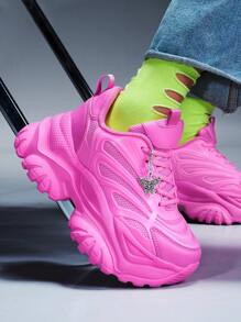 Tênis com Plataforma Espessura de 7cm, Decoração de Borboleta de Metal Prateado em Bege, Sapatos Esportivos na Moda, Presente Versátil para Estilo Punk, Plus Size, Confortável e Quente para Outono/Inverno, Adequado para Adolescentes, Estudantes Universitárias, Uso Externo, Todas as Estações, Sandálias Casuais de Malha Respirável e Secagem Rápida, Adequadas para Uso Diário, Encontros, Academia, Trabalho, com Salto Cunha para Aumento de Altura