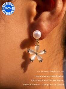 Um par [nova coleção de moda 2025] de brincos de pérolas originais Plata 925. Este requintado par de brincos apresenta um pino de pérola natural, suspendendo elegantemente uma silhueta inspirada em pétalas, trabalhada com cinco cristais meticulosamente polidos.
