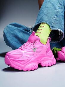 Tênis com Plataforma Espessura de 7cm, Decoração de Borboleta de Metal Prateado em Bege, Sapatos Esportivos na Moda, Presente Versátil para Estilo Punk, Plus Size, Confortável e Quente para Outono/Inverno, Adequado para Adolescentes, Estudantes Universitárias, Uso Externo, Todas as Estações, Sandálias Casuais de Malha Respirável e Secagem Rápida, Adequadas para Uso Diário, Encontros, Academia, Trabalho, com Salto Cunha para Aumento de Altura