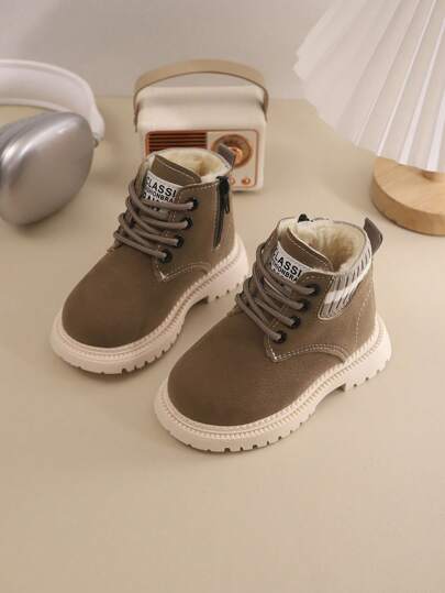 Ett par snöstövlar för barn för höst och vinter, ny snörning med dragkedja, tjocka och varma, lätta och moderiktiga snöstövlar för utomhusbruk