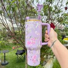 Stanley2025 40 Oz H2.0 Insulated Tumbler,With A Comfortable Handle, Featuring Double-Walled Vacuum Insulated Stainless Steel Construction. This High-Quality Drinkware Keeps Your Beverages At The Perfect Temperature, Whether It's Hot Or Cold, Ensuring The Original Taste Is Preserved For Longer Periods. Designed To Be Lightweight And Portable, It's Perfect For Outdoor Activities Like Camping, Hiking, Driving, And Travel. With A Large Capacity, It Meets Your Hydration Needs Throughout The Day. Stylish And Convenient To Carry, It's An Ideal Choice For Outdoor Enthusiasts And Makes A Thoughtful And Practical Gift, Whether For Friends Or Family. - 紫色繁花+禮盒 - 查看 2