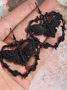 1 paire de boucles d'oreilles pendantes mode femme, style gothique vintage avec motif d'épine, rose, cœur, crâne et aile de papillon. Boucles d'oreilles en alliage punk avec épine, rose et cœur. Matériau métallique, convient pour les robes de soirée, style gothique.
