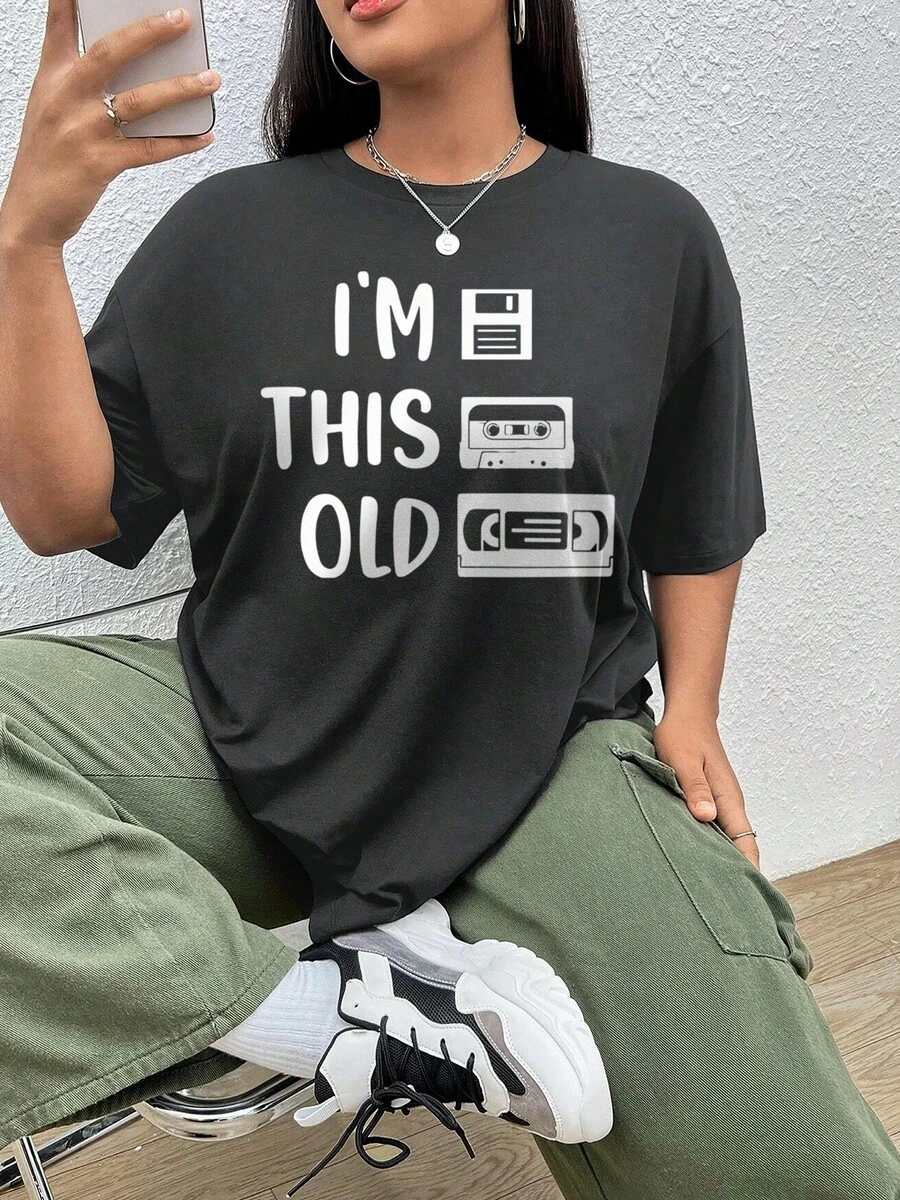 Oversized Style For Women, Funny Retro "I'm This Old " T-Shirt With Vintage Cassette, Floppy Disk, VHS Design - 90s Throwback, Great Gift Idea, Oversize Type Shirt For Women, Perfect For Holiday Parties Or Gift Giving, Soft And Comfortable - Màu xám đen - Xem 1