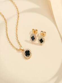 Elegantes Schmuckset aus schwarzer Kamelie und Kleeblatt-Anhänger mit Ohrringen, hochwertig und vielseitig zu tragen