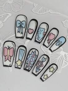 Cet ensemble de nail art comprend 10 ongles longs de forme cercueil faits à la main avec des designs peints à la main dans un style anime, notamment des papillons, des ailes d'étoile et des ours, dégageant tous un éclat brillant. Conçu dans le nouveau style d'ongles de ballet.