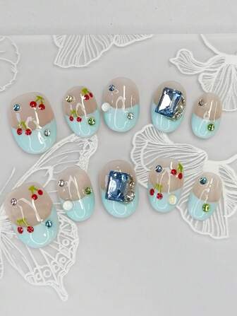 这款美甲套装包含10个杏仁形短款手工指甲，采用蓝色法式风格，搭配手绘樱桃和蓝色方形水钻，散发着闪亮光泽。采用新款芭蕾美甲按压式美甲用品，打造精致美甲。