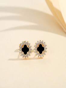Elegantes Schmuckset aus schwarzer Kamelie und Kleeblatt-Anhänger mit Ohrringen, hochwertig und vielseitig zu tragen