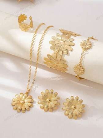 1 套雕刻四叶草花朵首饰套装，包括 1 对耳环、1 条项链、1 条手链、1 个手镯、1 个戒指