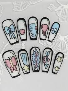 Cet ensemble de nail art comprend 10 ongles longs de forme cercueil faits à la main avec des designs peints à la main dans un style anime, notamment des papillons, des ailes d'étoile et des ours, dégageant tous un éclat brillant. Conçu dans le nouveau style d'ongles de ballet.
