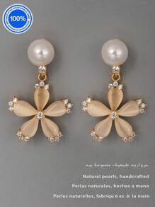 Um par [nova coleção de moda 2025] de brincos de pérolas originais Plata 925. Este requintado par de brincos apresenta um pino de pérola natural, suspendendo elegantemente uma silhueta inspirada em pétalas, trabalhada com cinco cristais meticulosamente polidos.