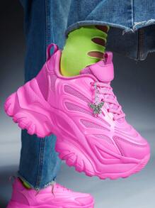 Tênis com Plataforma Espessura de 7cm, Decoração de Borboleta de Metal Prateado em Bege, Sapatos Esportivos na Moda, Presente Versátil para Estilo Punk, Plus Size, Confortável e Quente para Outono/Inverno, Adequado para Adolescentes, Estudantes Universitárias, Uso Externo, Todas as Estações, Sandálias Casuais de Malha Respirável e Secagem Rápida, Adequadas para Uso Diário, Encontros, Academia, Trabalho, com Salto Cunha para Aumento de Altura