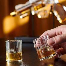 1 ensemble de carafe au design revolver. Comprend : 1 carafe, 2 verres à whisky, 1 support en bois rustique, 1 verseur. Capacité 230 ml/7,7 oz, verre artisanal fait main. Carafe à spiritueux adaptée au whisky, à la vodka et au brandy. Cadeau parfait pour la fête des pères/mères pour les pères, les maris, les petits amis - cadeau spécial original pour les fans militaires.