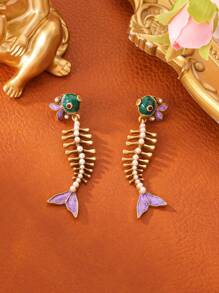 Pendientes delicados de cobre con baño de oro de 18K inspirados en el vintage, con diseño esmaltado de esqueleto de pez de colores, decorados con perlas falsas, ideales para la pasarela de moda