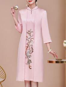 This Mother's Dress Features A Three-Quarter Sleeve Design, A Faux Two-Piece Style, And A High-Neck, Heavily Embellished Evening Gown Perfect For Spring/Summer 2026. It Exudes Understated Luxury With A Sequined Floral Pattern, Rhinestone Details At The Neckline, And A Back Zipper. A Suitable Gift For Mothers, This Fashionable And Stylish Dress Is Perfect For Weddings, Holidays, Engagements, Ceremonies, Birthdays, Social Events, Banquets, Cocktail Parties, Dances, Everyday Wear, Vacations, And Casual Occasions. - 藕粉色 - 查看 2