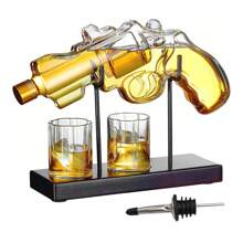 1 ensemble de carafe au design revolver. Comprend : 1 carafe, 2 verres à whisky, 1 support en bois rustique, 1 verseur. Capacité 230 ml/7,7 oz, verre artisanal fait main. Carafe à spiritueux adaptée au whisky, à la vodka et au brandy. Cadeau parfait pour la fête des pères/mères pour les pères, les maris, les petits amis - cadeau spécial original pour les fans militaires.