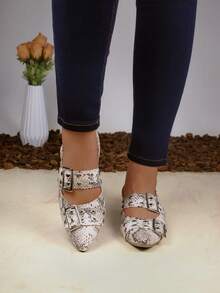 Zapato mocasín flat de moda para dama con elegante acabado brillante con cacabado patrón de piel de serpiente con doble hebilla para ajuste. Perfecto para ocasiones formales como reuniones de trabajo, cenas de gala o eventos de noche. Este calzado pertenece a estilos clásicos y modernos, ideal para quienes buscan un look elegante y profesional. Su versatilidad permite combinarlo con trajes, faldas, pantalones o vestidos, añadiendo un toque de distinción a cualquier atuendo. - Blanco - Ver 3
