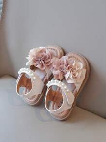 Nuevas sandalias planas para niñas decoradas con perlas y flores, con suela suave y antideslizante, cómodas y versátiles para uso casual diario, elegantes para niños, adecuadas para verano