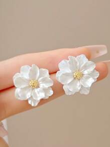 1 Pair Elegant White 3D Floral Stud Earrings, Suitable For Women Daily Wear, Festivals And Parties