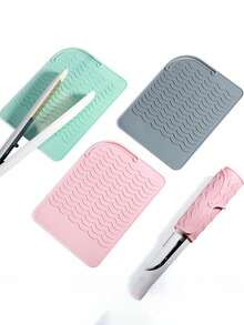 1 set di tappetini in silicone resistenti al calore, tappetino da viaggio portatile, adatto per piastre arricciacapelli, piastre per capelli, arricciacapelli, custodia da viaggio, strumenti per lo styling dei capelli, isolamento efficace, borsa portaoggetti con molletta, tappetino per arricciacapelli, facile da trasportare, essenziale per il ritorno a scuola, adatto per pettini, asciugacapelli, capelli, parrucchieri, viaggi, prodotti per lo styling dei capelli, strumenti per lo styling dei capelli, accessori per lo styling dei capelli, barbieri, attrezzature per lo styling dei capelli - Multicolore - Visualizzare 7