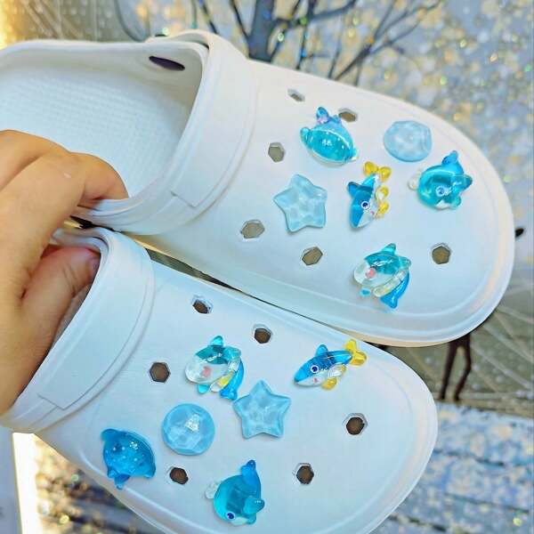 Set de 12 decoraciones para zapatos con diseño de olas oceánicas de verano, hechas de material ABS desmontable con detalles de animales oceánicos como delfines, ballenas y tiburones, aptas para sandalias de verano, zuecos, zapatos de jardín, como regalo de cumpleaños o favor de fiesta