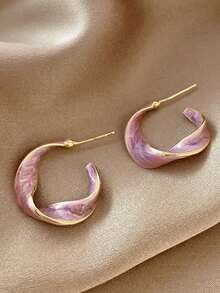 1 Pair Asymmetrical Geometric Twisted C-Shaped Dangle Earrings. Note: Due To Lighting And Angle During Photography, There May Be Slight Color Difference Between The Actual Product And The Image. - Mauve Purple - View 2