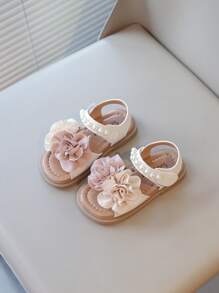 Nuevas sandalias planas para niñas decoradas con perlas y flores, con suela suave y antideslizante, cómodas y versátiles para uso casual diario, elegantes para niños, adecuadas para verano