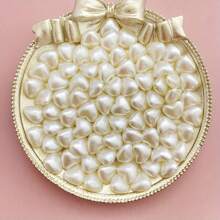 50 piezas de cuentas acrílicas en forma de corazón blancas de 10 mm - Cuentas brillantes para manualidades para hacer joyas DIY, pulseras, collares, aretes y llaveros - Accesorios de manualidades duraderos y ligeros, cuentas para hacer joyas, componentes de pulseras, diseño de cuentas decorativas, dijes de llavero, componentes con estilo, acabado suave, para artesanos creativos