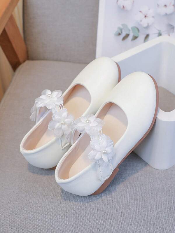 زوج من أحذية الجري العادية باللون الأحادي لفتيات الحضانة، بتصميم زهرة من الدانتيل الأنيق وخطاف وحلقة، مناسبة للأنشطة في الحضانة والرقص والتدريب