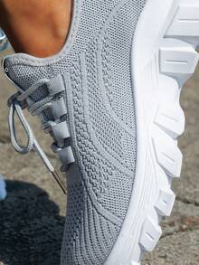 女士 2025 时尚运动鞋，休闲轻便低帮系带步行网球鞋，带减震 EVA 鞋垫和 PVC 外底，纯色，平头，可机洗