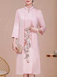 This Mother's Dress Features A Three-Quarter Sleeve Design, A Faux Two-Piece Style, And A High-Neck, Heavily Embellished Evening Gown Perfect For Spring/Summer 2026. It Exudes Understated Luxury With A Sequined Floral Pattern, Rhinestone Details At The Neckline, And A Back Zipper. A Suitable Gift For Mothers, This Fashionable And Stylish Dress Is Perfect For Weddings, Holidays, Engagements, Ceremonies, Birthdays, Social Events, Banquets, Cocktail Parties, Dances, Everyday Wear, Vacations, And Casual Occasions. - 藕粉色 - 查看 4