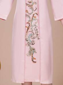 This Mother's Dress Features A Three-Quarter Sleeve Design, A Faux Two-Piece Style, And A High-Neck, Heavily Embellished Evening Gown Perfect For Spring/Summer 2026. It Exudes Understated Luxury With A Sequined Floral Pattern, Rhinestone Details At The Neckline, And A Back Zipper. A Suitable Gift For Mothers, This Fashionable And Stylish Dress Is Perfect For Weddings, Holidays, Engagements, Ceremonies, Birthdays, Social Events, Banquets, Cocktail Parties, Dances, Everyday Wear, Vacations, And Casual Occasions. - 藕粉色 - 查看 10