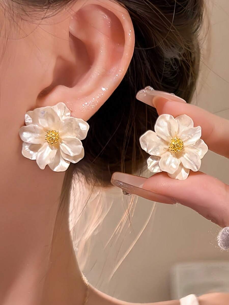 1 Pair Elegant White 3D Floral Stud Earrings, Suitable For Women Daily Wear, Festivals And Parties