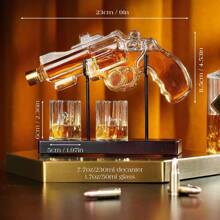 1 ensemble de carafe au design revolver. Comprend : 1 carafe, 2 verres à whisky, 1 support en bois rustique, 1 verseur. Capacité 230 ml/7,7 oz, verre artisanal fait main. Carafe à spiritueux adaptée au whisky, à la vodka et au brandy. Cadeau parfait pour la fête des pères/mères pour les pères, les maris, les petits amis - cadeau spécial original pour les fans militaires.