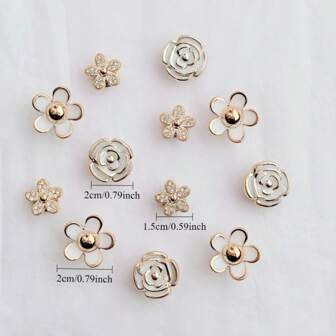 12 pièces de charms de chaussure dorés avec motif floral - en ABS durable, design creux, sans pile nécessaire, parfait pour les baskets, sandales et pantoufles, accessoires de chaussures DIY pour la Fête des Mères, Noël et plus encore, Accessoires de chaussures | Charms de chaussure floral | Charms creux