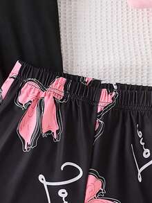 Conjunto de 2 piezas de ropa de estar en casa para niñas de moda, con Top de manga corta negra cuello redondo con estampado rosa de lazo, a juego con pantalones cortos o pantalones completos con estampado rosa de lazo, adecuado para uso casual en casa en verano - Negro - Ver 5