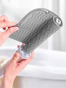 1 set di tappetini in silicone resistenti al calore, tappetino da viaggio portatile, adatto per piastre arricciacapelli, piastre per capelli, arricciacapelli, custodia da viaggio, strumenti per lo styling dei capelli, isolamento efficace, borsa portaoggetti con molletta, tappetino per arricciacapelli, facile da trasportare, essenziale per il ritorno a scuola, adatto per pettini, asciugacapelli, capelli, parrucchieri, viaggi, prodotti per lo styling dei capelli, strumenti per lo styling dei capelli, accessori per lo styling dei capelli, barbieri, attrezzature per lo styling dei capelli - Multicolore - Visualizzare 9