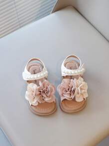 Nuevas sandalias planas para niñas decoradas con perlas y flores, con suela suave y antideslizante, cómodas y versátiles para uso casual diario, elegantes para niños, adecuadas para verano