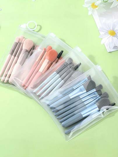 Bộ cọ trang điểm 8 món, bộ cọ tán phấn mắt và má hồng nhỏ gọn, phù hợp cho người mới bắt đầu. Bao gồm cọ nền, cọ lông mềm, cọ tán phấn mắt, cọ kẻ lông mày, cọ pha màu, cọ kẻ mắt, cọ tạo khối, cọ má hồng, cọ dẹt và cọ che khuyết điểm. Phù hợp với mọi loại da.