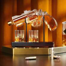1 ensemble de carafe au design revolver. Comprend : 1 carafe, 2 verres à whisky, 1 support en bois rustique, 1 verseur. Capacité 230 ml/7,7 oz, verre artisanal fait main. Carafe à spiritueux adaptée au whisky, à la vodka et au brandy. Cadeau parfait pour la fête des pères/mères pour les pères, les maris, les petits amis - cadeau spécial original pour les fans militaires.