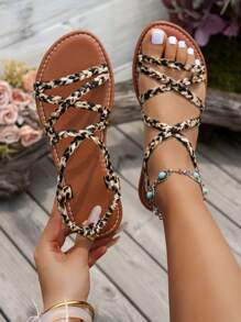 Sandalias planas de mujer de talla grande con diseño de talón elástico y tiras cruzadas con estampado de leopardo, nuevas para el verano de 2025, de estilo europeo y americano, para la playa y el campus, de moda y livianas