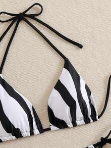 Conjunto de bikini de triángulo con tirantes y rayas estilo sexy y de moda para la playa de verano