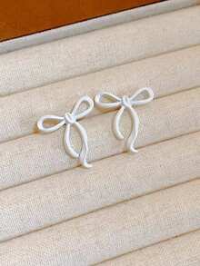 1 par de Pendientes con lazo, Pendientes primaverales/de verano de color blanco, Pendientes diminutos para uso casual de negocios - Blanco - Ver 3