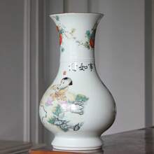 [Jarrón de estilo Famille Rose de Jingdezhen con diseño de bebé] ¡Encanto infantil elegante para su hogar! Hecho de arcilla de porcelana de alta calidad, con un esmalte brillante y lustroso. El jarrón está adornado con una pintura de estilo Famille Rose de niños juguetones, con sus expresiones animadas y las líneas fluidas de sus vestidos que muestran la exquisita artesanía tradicional. Los colores combinados de rosa, morado, amarillo y verde crean un efecto cautivador.