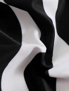 Conjunto de bikini de triángulo con tirantes y rayas estilo sexy y de moda para la playa de verano