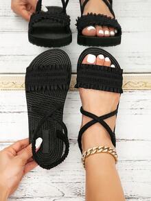 Kate Miuch Sandale plate pentru femei, la modă franceză, simple și drăguțe, potrivite pentru rochii, vacanțe la plajă, petreceri, cine la lumina lumânărilor etc. Sandale plate pentru femei, cu margini din jacquard texturate, cu volane, pentru fotografie stradală, europene, japoneze, coreene, stil casual, dulce și elegant, cu bareta subțire, albe, șireturi elastice pentru încălțare și descălțare ușoară. Sandale de plajă cu șlapi plat pentru femei, pentru vară.