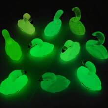 Conjunto de 12 adornos y figuras luminosas de flamenco que brillan en la oscuridad - Decoraciones de resina de colores DIY para paisaje micro de musgo para acuario, escritorio, hogar, patio - Regalos de fiesta contemporáneos (Navidad, Halloween, Pascua, cumpleaños) - Decoraciones de animales 3D creativas para dormitorio, cocina, sala de estar, baño, oficina