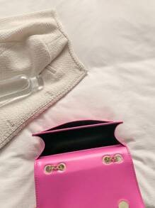 1 pezzo Borsa a tracolla quadrata mini in pelle PU imbottita di colore unito con decorazioni in metallo nero per donne