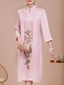 This Mother's Dress Features A Three-Quarter Sleeve Design, A Faux Two-Piece Style, And A High-Neck, Heavily Embellished Evening Gown Perfect For Spring/Summer 2026. It Exudes Understated Luxury With A Sequined Floral Pattern, Rhinestone Details At The Neckline, And A Back Zipper. A Suitable Gift For Mothers, This Fashionable And Stylish Dress Is Perfect For Weddings, Holidays, Engagements, Ceremonies, Birthdays, Social Events, Banquets, Cocktail Parties, Dances, Everyday Wear, Vacations, And Casual Occasions. - 藕粉色 - 查看 5